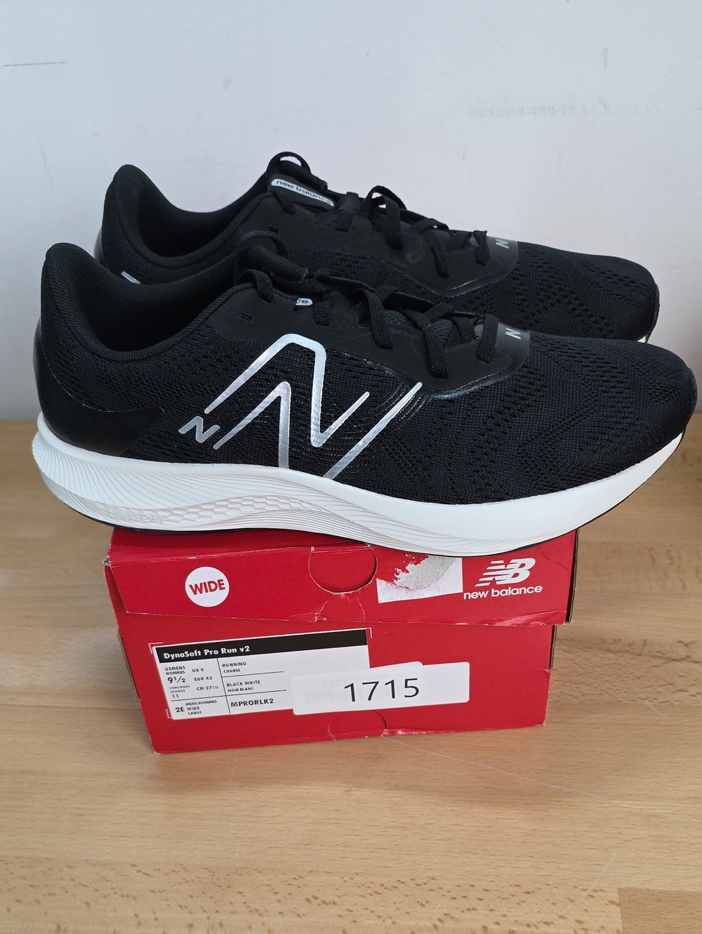 New Balance Black and White Athletic Sneakers Men 9.5